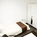 瓦利德旅馆 *